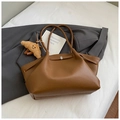 Schicke braune Shopper-Tasche mit Lychee-Muster, Metallschnalle und Plüsch-Anhänger - Braun mit Anhänger