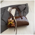 Sac bowling marron foncé brillant avec charm ours en peluche et fines bretelles - Marron avec pendentif
