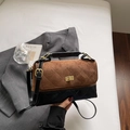 Bolso bandolera acolchado en marrón y negro con cierre dorado en un ambiente lifestyle - Marrón