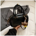 Elegante bolso Boston negro brillante con relieve MIRA MIRA y colgante de osito - Negro (Con Colgante)