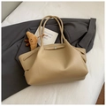 Elegante beige Tragetasche aus Litschileder mit modischem Croissant-Plüsch-Anhänger - Khaki mit Anhänger