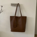 Borsa a secchiello minimalista testa di moro a grana litchi con sottili spalline e charm - Marrone
