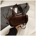 Sac Boston chic en cuir marron foncé avec lettrage MIRA MIRA embossé et boucles dorées - Café (Sans Pendentif)