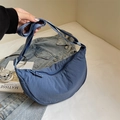 Bolso medialuna de nailon azul con correa ajustable y acabado texturizado para uso casual diario - Azul
