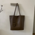 Dettaglio della borsa tote in pelle martellata marrone scuro con spalline sottili - Sabbia