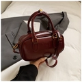 Sac à main Boston élégant en cuir verni bordeaux avec détails dorés et logo MIRA MIRA - Rouge (Sans Pendentif)