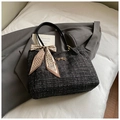 Elegante borsa tote a quadri bianca e nera con manici in pelle e fiocco d'oro - Nero
