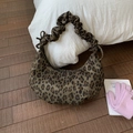 Detail der Hobo-Tasche mit Leopardenmuster, Wildlederoptik und Schleife am Raffgriff - Grün
