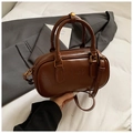 Sac Boston rétro marron avec gaufrage MIRA MIRA et finitions en laiton vintage - Marron (Sans Pendentif)