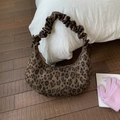 Detailansicht der Hobo-Tasche mit Leopardenmuster und gerafftem Schulterriemen - Braun