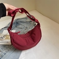 Bolso bandolera minimalista de nailon burdeos en forma de media luna con correa ajustable - Rojo