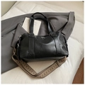 Detalle de bolso tote negro de cuero vintage con correa de hombro tejida de colores - Negro / Pequeño