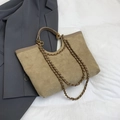 Beigekleurige shopper met ruitpatroon, gouden ketting en groot vak voor veel ruimte - Khaki