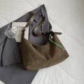 Dunkelbraune Wildleder-Hobo-Tasche mit grünem Ledergurt und Paracord-Detail - Grün