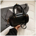 Sac Boston noir minimaliste avec détails dorés et gaufrage MIRA MIRA pour femme - Noir (Sans Pendentif)
