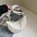 Bolso bandolera de media luna blanco crema minimalista con correa ancha para uso diario - Blanco Roto