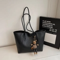 Grande borsa tote in pelle nera con logo dorato e ciondolo a forma di coniglio in peluche - Con Ciondolo / Nero