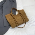 Bruine gewatteerde suède shopper met kettingriem en leren handvatten in variant weergave - Bruin