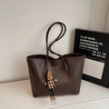 Grande borsa shopper marrone scuro con trama vintage e ciondolo a coniglietto - Con Ciondolo / Marrone
