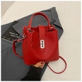 Détail du sac seau rouge à texture litchi avec breloque lapin et fermoir en métal chic - Rouge