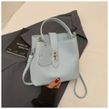 Détail du sac seau bleu clair avec texture cuir grainé et charmant pendentif chien - Bleu
