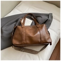 Bolso tote grande vintage marrón oscuro con correa étnica tejida en sofá suave - Marrón / Grande