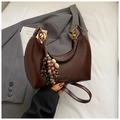 Dunkelbraune Hobo-Tasche in Halbmondform aus Glanzleder mit buntem Perlenanhänger - Kaffee mit Anhänger