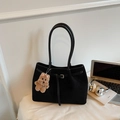 Bolso tote minimalista en ante negro con correas de cuero y colgante de perrito - Negro con colgante