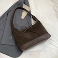Dunkelbraune Retro-Tragetasche aus Wildlederimitat und Leder mit schicker Schleife - Braun