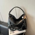 Retro black tote bag in glossy faux leather with white contrast stitching and sport pendant - Black with Pendant