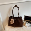 Bolso tote vintage de ante marrón oscuro con correa de hombro y colgante de oso de peluche - Café con Colgante