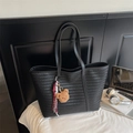 Große schwarze gewebte Shopper-Tasche mit Bärenanhänger und minimalistischem Design - Schwarz mit Anhänger