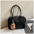 Detail einer schwarzen Stepptasche mit Metall-Logo und süßem Plüsch-Hundeanhänger - Schwarz Groß Mit Anhänger