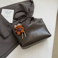 Borsa tote vintage marrone caffè con ciondolo a forma di orsetto e texture goffrata da ufficio - Caffè con Ciondolo