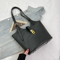 Minimalistische schwarze Leder-Tote-Bag mit goldener Schließe und Schultergurt - Schwarz