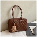 Detail der dunkelbraunen Stepptasche mit Metall-Logo und Plüschbär-Anhänger - Braun Groß Mit Anhänger