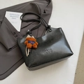 Borsa tote nera opaca minimalista con logo COIH 2DN e ciondolo a forma di orso - Nero con ciondolo