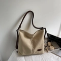 Détail du sac cabas en toile beige montrant la texture du tissu et les anses en cuir - Khaki