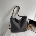 Vue détaillée du grand sac cabas en toile gris foncé avec des anses en cuir marron - Brun Foncé