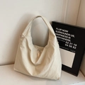 Bolso tote minimalista de nailon blanco crema con textura plisada y correa ancha - Blanco