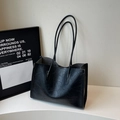 Borsa tote nera minimalista con trama plissettata unica e doppi spallacci - Nero