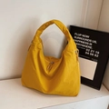 Grand sac hobo en nylon jaune gingembre avec un design élégant à fermetures éclair - Jaune