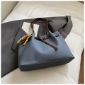 Blaue Canvas-Tote-Bag mit braunen Ledergriffen und buntem Perlenanhänger-Accessoire - Dunkelblau Mit Anhänger