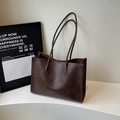 Grande borsa tote vintage marrone scuro in pelle stropicciata con spalline lunghe - caffè