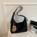 Grande borsa tote nera a mezzaluna con tracolla in pelle regolabile e ciondolo a cucciolo - Con Ciondolo a Cucciolo / Nero