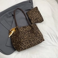 Set de sac cabas léopard avec pochette assortie, anses brunes et pompon en perles - Avec Pendentif / Marron