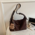 Borsa tote in camoscio marrone con logo BANATU, ciondolo a cane e tracolla larga - Con Ciondolo a Cucciolo / Marrone