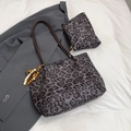 Ensemble cabas à imprimé léopard avec pochette assortie et poignées marron chic - Avec Pendentif / Gris