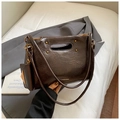 Vintage Handtasche aus dunkelbraunem Wachsleder mit Goldnieten und kleinem Anhänger - Braun