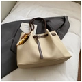 Beigefarbene Canvas-Einkaufstasche mit braunen Lederriemen und Perlenanhänger - Beige Mit Anhänger